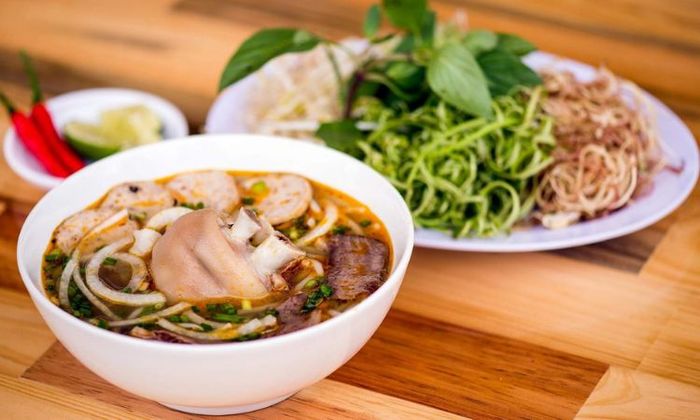 Bún bò Huế Thiên Trang - Món ăn sáng thơm ngon, đầy ắp thịt