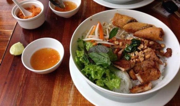 Ăn sáng gì ở Sài Gòn? Bún thịt nướng ngon tại Anh Ba