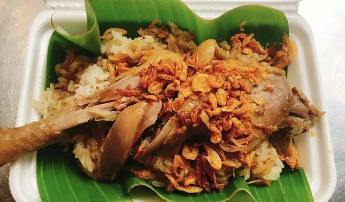 Quán xôi gà đầy ắp hương vị và no bụng tại Sài Gòn