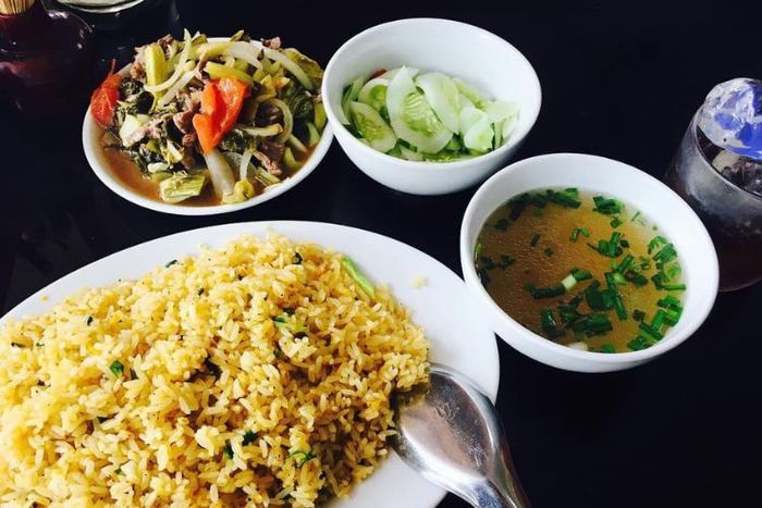 Cơm rang dưa bò quán Bà Dung