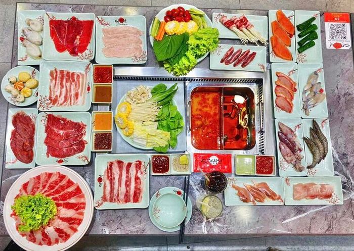 Sayaka Buffet chuyên phục vụ các món nướng và lẩu hấp dẫn tại Biên Hòa, nổi bật với sự tươi ngon của nguyên liệu và hương vị đậm đà.