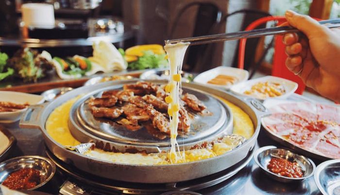 Buffet tại Bình Tân, một điểm đến hấp dẫn cho những tín đồ yêu thích ẩm thực tự chọn đa dạng, với nhiều lựa chọn hấp dẫn cho mọi khẩu vị.
