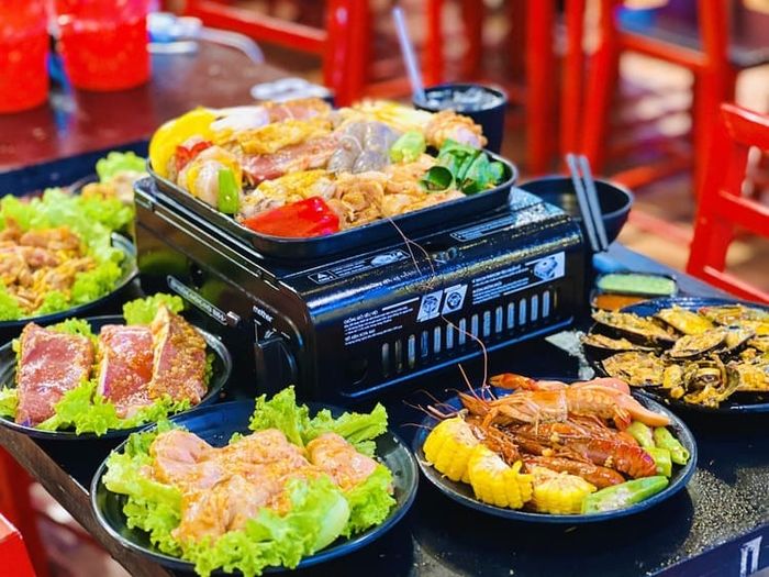 Buffet Bình Tân là địa điểm lý tưởng để bạn thưởng thức những bữa ăn đa dạng với rất nhiều món ngon được chế biến tươi ngon, phục vụ theo phong cách tự chọn.