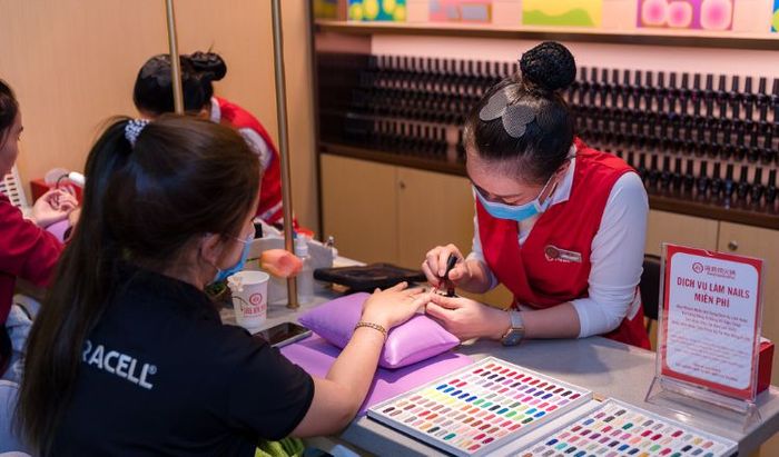 dịch vụ làm nail tại nhà hàng buffet ngon Hà Nội Haidilao