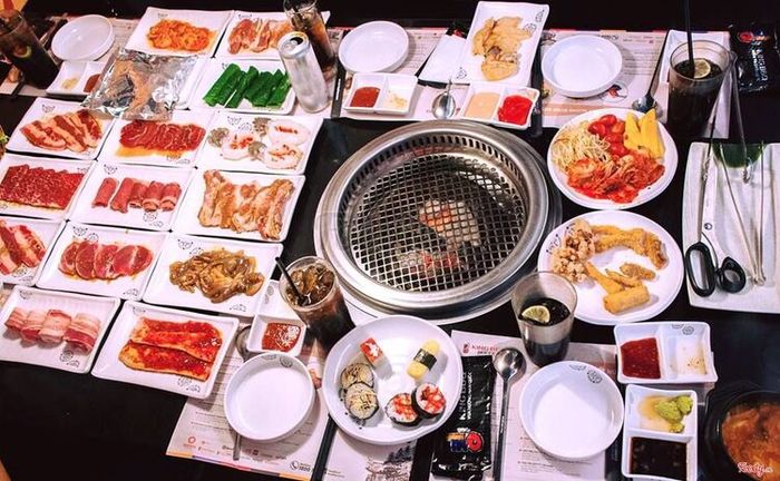 King BBQ là nhà hàng buffet nướng nổi tiếng tại Hà Nội, nơi bạn có thể thưởng thức nhiều loại thịt nướng đa dạng và hấp dẫn.