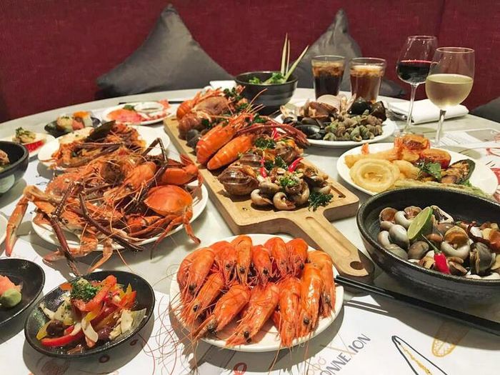 Buffet hải sản tại Food Connexion bao gồm cả tôm hùm, mang đến một trải nghiệm ẩm thực đa dạng và phong phú.