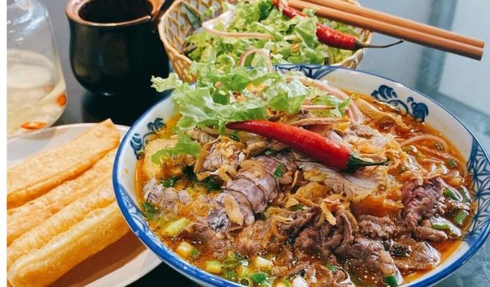 Quán bún riêu tóp mỡ sườn sụn nổi tiếng tại Quận Đống Đa, Hà Nội