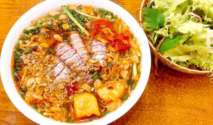 Bún riêu Hàng Lược với topping phong phú