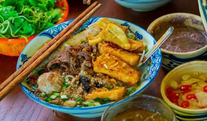 Bún riêu Cô Hương Béo - điểm đến hấp dẫn tại Cốm Vòng, Hà Nội