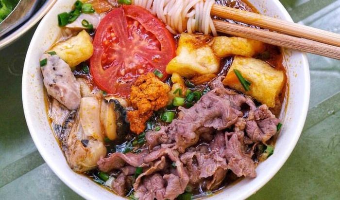 Bún riêu ốc bò hấp dẫn, nóng hổi