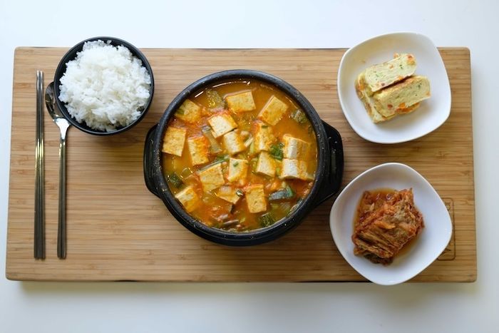 Ẩm thực Hàn Quốc nổi bật với những món ăn truyền thống không chỉ ngon mà còn mang đậm nét văn hóa đặc trưng của quốc gia này.
