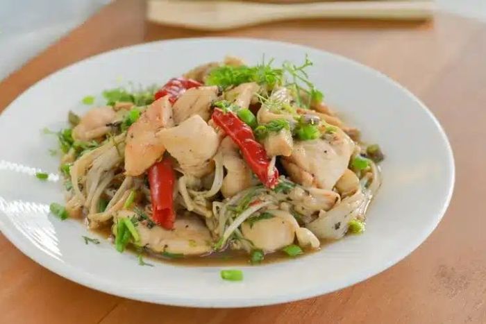 Gà xào nấm kim châm