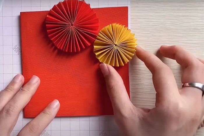 Hướng dẫn làm thiệp Tết 3D bằng kỹ thuật cuốn giấy