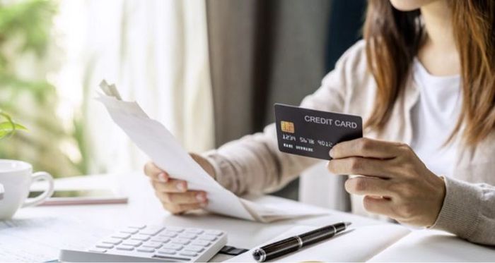 Cần tìm hiểu kỹ và nắm rõ các khoản phí khi mở thẻ tín dụng