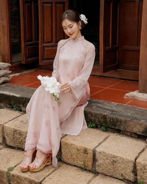 Tạo dáng chụp ảnh áo dài Tết cho nữ giới duyên dáng, thanh lịch