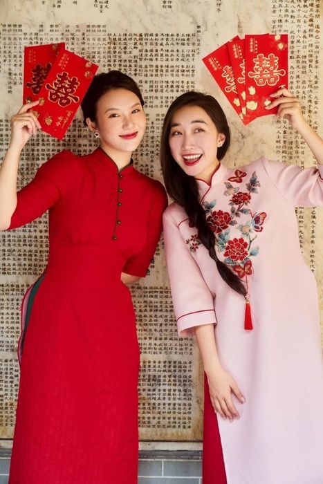 Cách tạo dáng chụp ảnh áo dài cùng bao lì xì