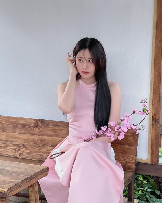 Tạo dáng chụp ảnh Tết với áo dài cách tân