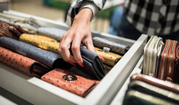 Lựa chọn màu sắc ví là cách để gia tăng vận may tài lộc, một phương pháp được nhiều người áp dụng.