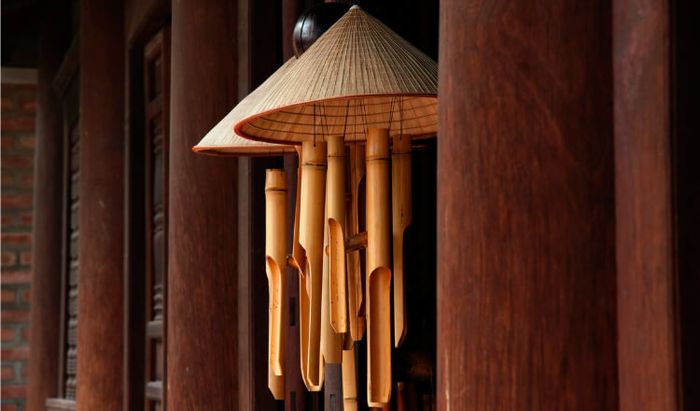 Việc treo chuông gió tại cửa chính có tác dụng làm tăng vận khí, thu hút tài lộc và may mắn cho gia đình một cách hiệu quả.
