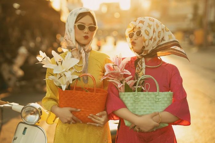 Cách tạo dáng chụp ảnh áo dài Tết kết hợp cùng hoa