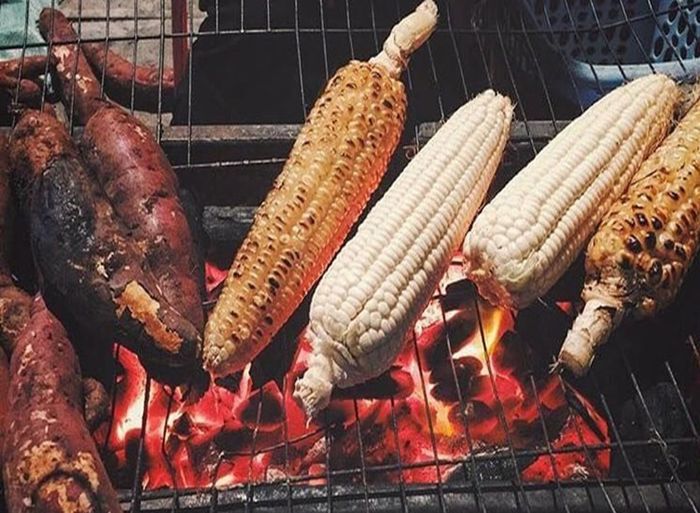 Bắp và khoai nướng