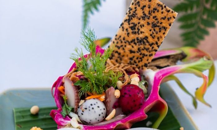 Gỏi cua thanh long - Món ăn mới lạ và đẹp mắt