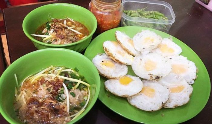 Bánh căn Nhà Chung là một trong những quán ăn sáng nổi tiếng thu hút đông đảo du khách