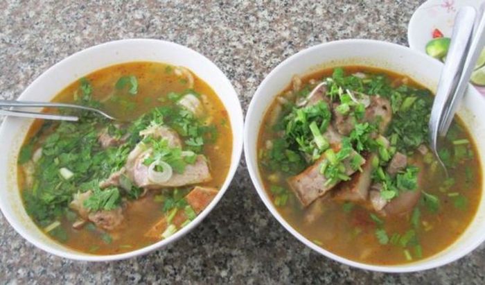 Bánh canh Xuân An là một trong những địa điểm ăn sáng lâu đời và nổi tiếng tại Đà Lạt