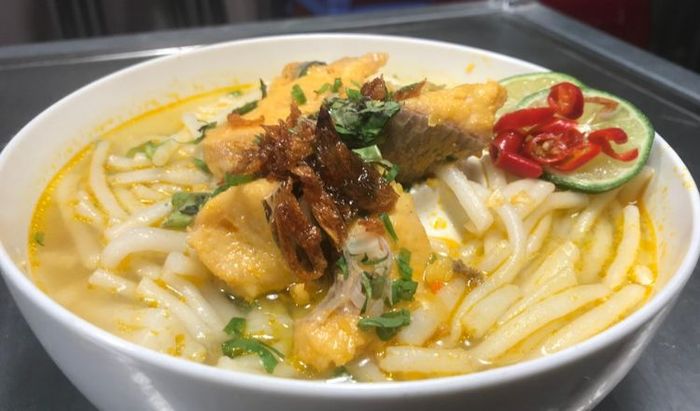 Bánh canh cô Hạ luôn thu hút đông đảo thực khách