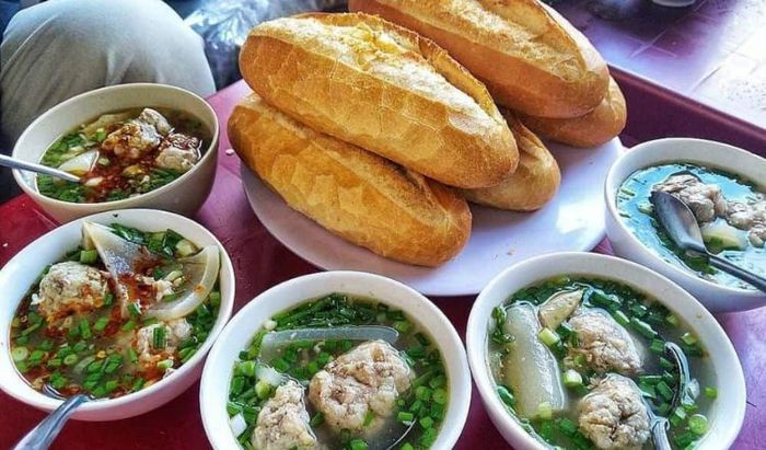 Bánh mì xíu mại - Món ăn sáng nổi tiếng không thể bỏ qua tại Đà Lạt