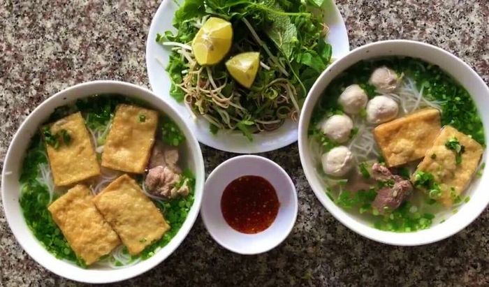 Bún mọc gia truyền Bà Năm là một trong những địa điểm ăn sáng nổi tiếng và ngon miệng tại Đà Lạt