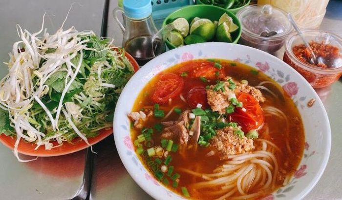 Bún riêu Cô Lan - Quán ăn sáng lâu đời và nổi tiếng tại Đà Lạt