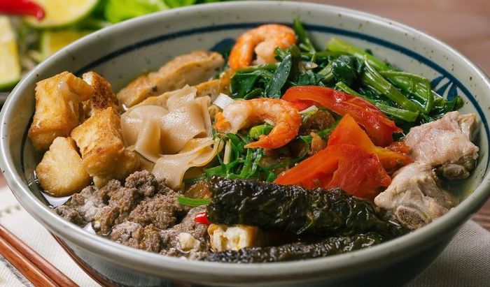 Bánh đa cua với nhiều topping hấp dẫn là món ăn ngon không thể bỏ lỡ khi đến Hà Nội