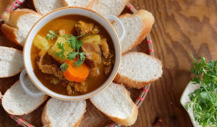 Bánh mì sốt vang là một trong những món ăn ngon nổi tiếng của Hà Nội