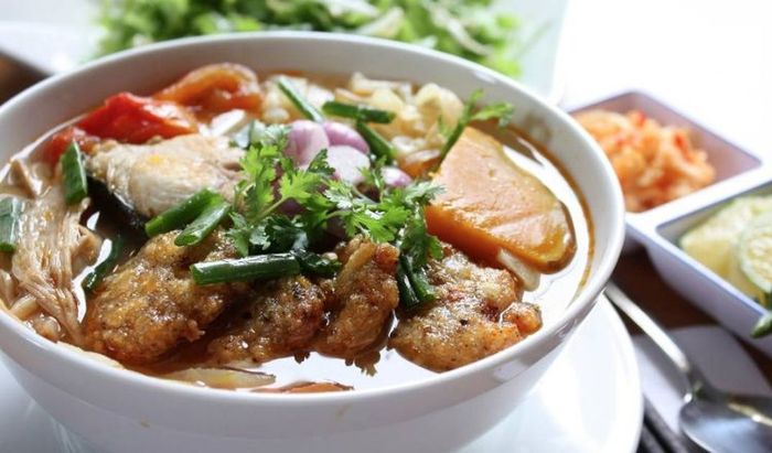Bún Chả với màu sắc bắt mắt là một trong những món ăn đặc trưng của Hà Nội
