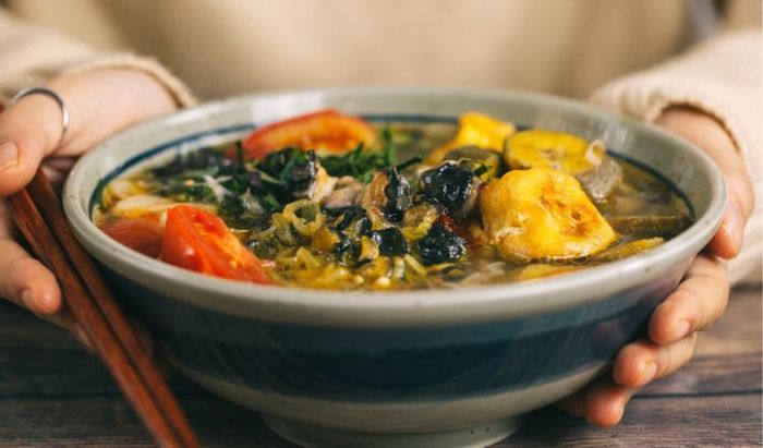 Bún ốc là một trong những món ăn đặc trưng không thể bỏ qua khi nhắc đến ẩm thực Hà Nội