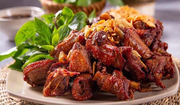 Ngan Cháy Tỏi là món ăn ngon Hà Nội được nhiều người yêu thích
