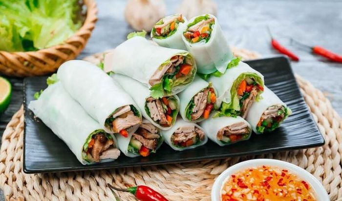 Phở Cuốn là một trong những món ăn đặc sắc không thể bỏ qua khi nhắc đến ẩm thực Hà Nội