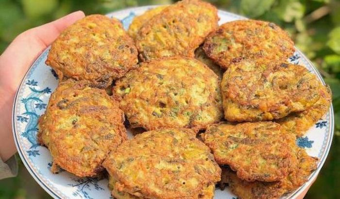 Chả rươi nóng giòn với vị ngọt thơm đặc trưng của ẩm thực Hà Nội
