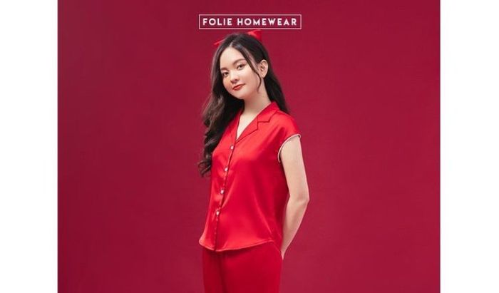 Folie Homewear nổi bật với thiết kế chủ đạo là những mẫu pijama được làm từ vải lụa mềm mại, mang lại cảm giác nhẹ nhàng và thoải mái cho người mặc.