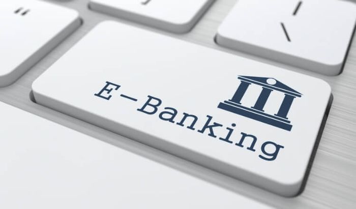 Chuyển tiền nhanh chóng ngoài giờ hành chính qua dịch vụ E-banking đang được nhiều người sử dụng. Bạn có thể thực hiện giao dịch qua cây ATM, website hoặc ứng dụng ngân hàng trên điện thoại, dù là ngoài giờ hành chính hay vào ngày nghỉ lễ, mang lại sự tiện lợi tối đa. Ngoài ra, E-banking còn giúp bạn kiểm tra thông tin người nhận một cách chính xác và nhanh chóng trước khi thực hiện chuyển khoản.