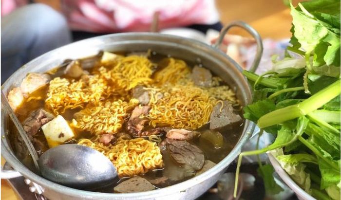 Lẩu bò Dìn Ký là điểm đến lâu đời, được nhiều thực khách từ khắp nơi yêu thích
