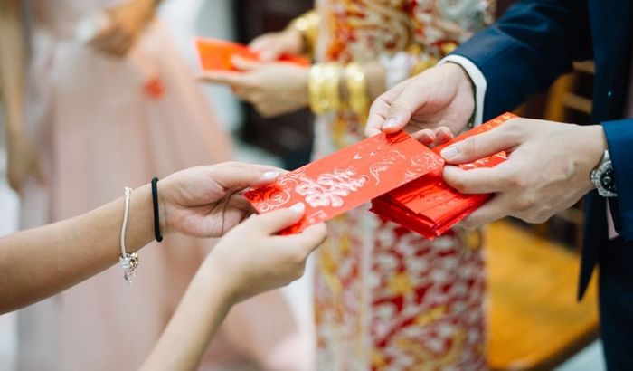 Lì xì vào dịp Tết ở Việt Nam là một phong tục truyền thống thể hiện sự hiếu khách, gắn kết tình cảm gia đình và bạn bè, đồng thời cũng mang đến những lời chúc tốt đẹp cho mọi người vào đầu năm mới.