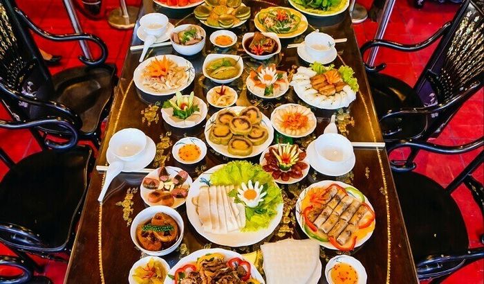 Mâm cỗ đoàn viên là một phần không thể thiếu trong không khí Tết miền Nam, thể hiện sự sum vầy và gắn kết gia đình.