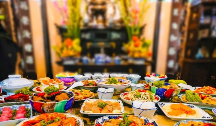 Người Việt thường có thói quen bày mâm cúng vào thời khắc Giao Thừa để đón chào năm mới đến.