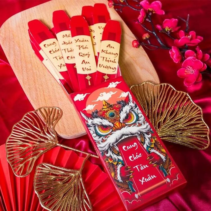 Mẫu bao lì xì dạng rút quẻ đang trở thành xu hướng nổi bật trong năm 2023.
