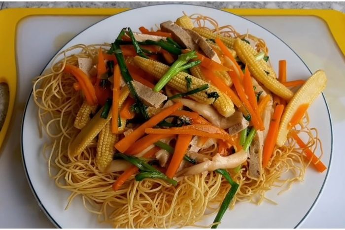 Mì xào nấm và rau củ