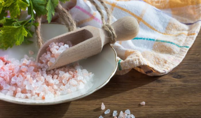 Muối có khả năng xua đuổi tà khí, hấp thụ năng lượng xấu và giúp gia tăng vận may tài lộc cho gia đình.