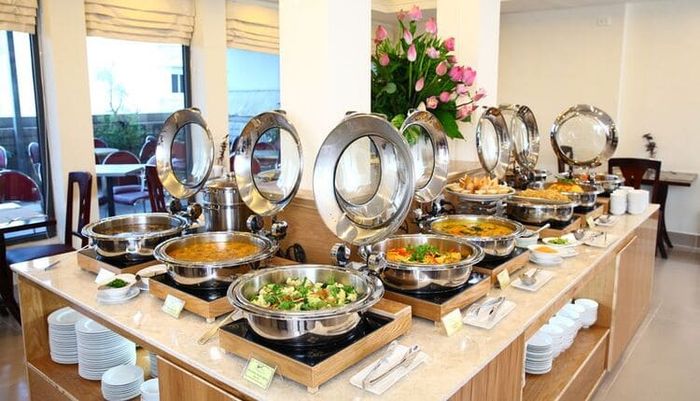 Buffet hấp dẫn với nhiều món ăn chay phong phú tại nhà hàng Cỏ Nội, Quận 1.