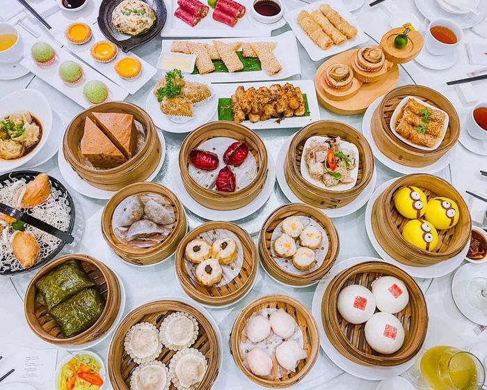 Nhà hàng Văn Hoa là địa chỉ tuyệt vời để thưởng thức nhiều món ăn hấp dẫn như há cảo tôm, sủi cảo Bắc Kinh, chắc chắn sẽ làm hài lòng các tín đồ yêu thích ẩm thực Trung Hoa.